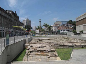 Sítio arqueológico: em primeiro plano, o Cais da Imperatriz e, ao fundo, o Cais do Valongo (Fonte: Dossiê do Iphan/Foto: Milton Guran)