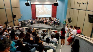 Professora Andrea Liguori e a turma que produziu A História do H