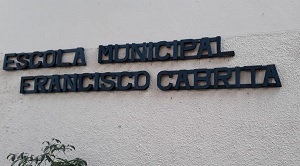 Muro da Escola Municipal que homenageia o professor. Imagem: Facebook da instituição. Uso amparado pela Lei 9610/98