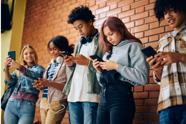 Volta às aulas sem celular: conheça a lei que regula o uso de eletrônicos nas escolas do Brasil 