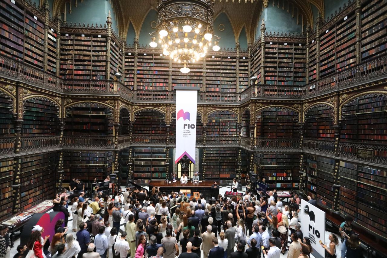 Pessoas reunidas em evento no Real Gabinete Português de Leitura