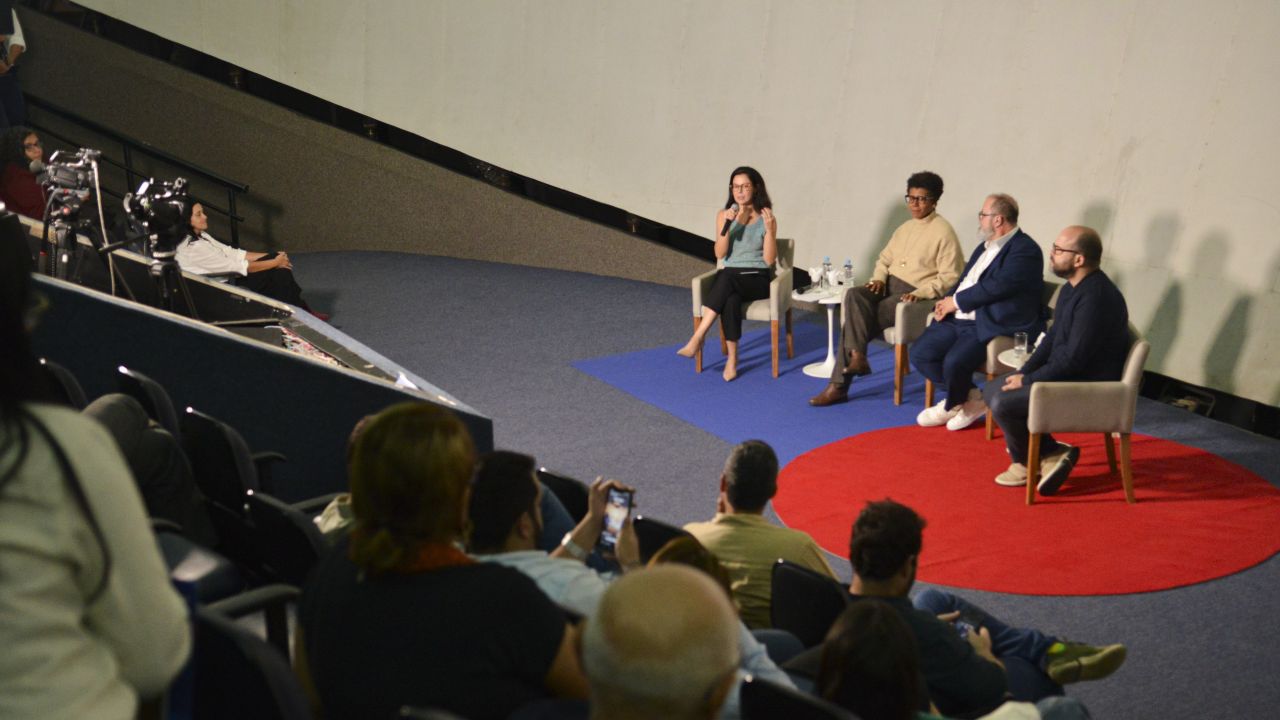 Maíra Moraes, Renata Tomaz, José Mauro Nunes e Maurício Martins compuseram a mesa de debate após o lançamento do documentário - Foto: Renan Prado