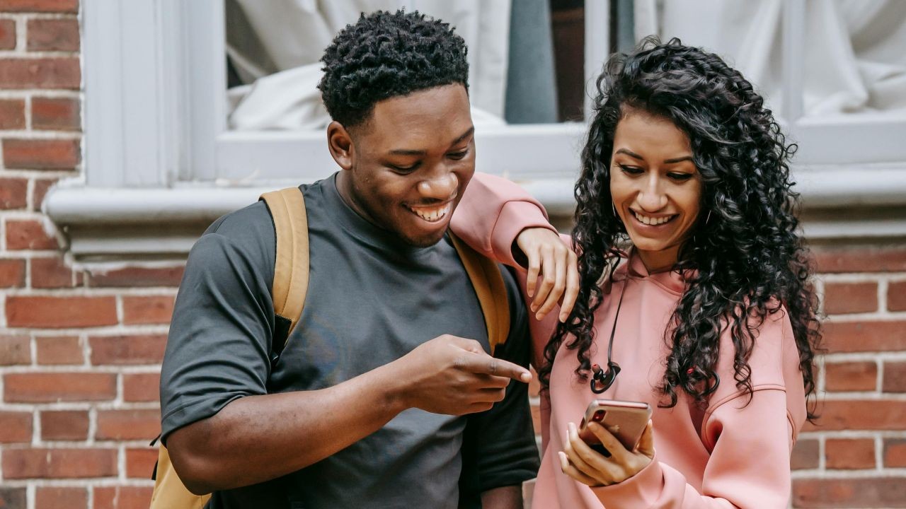 Jovens têm optado por compartilhar fotos e vídeos apenas com um grupo selecionado de amigos - Foto: Keira Burton/ Pexels